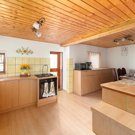 Vakantiehuis Sunflower House With Jacuzzy And Sauna