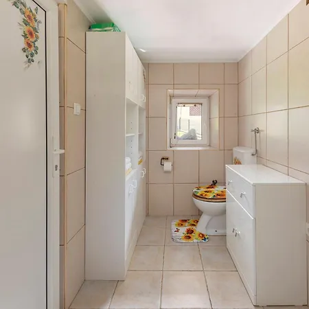 Vakantiehuis Sunflower House With Jacuzzy And Sauna *