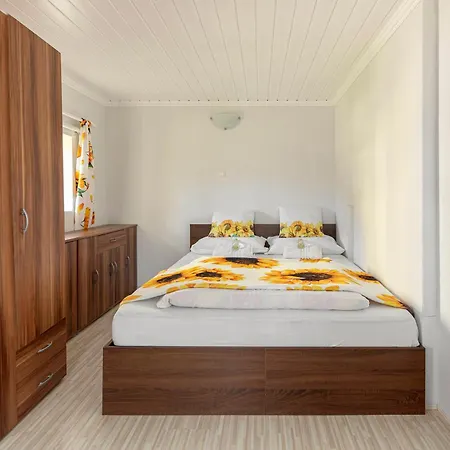 Sunflower House With Jacuzzy And Sauna Vakantiehuis